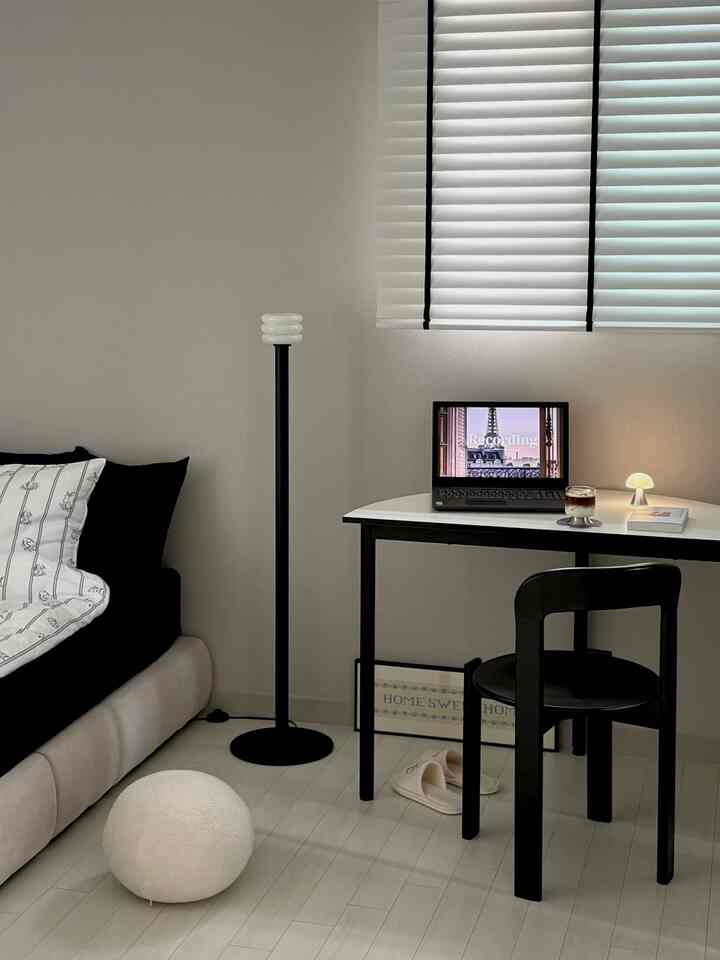 #콘수프기록집 #오늘의우리집

A cup of coffee on a lazy weekend afternoon🤎

( #렉슨미나 I finally got the mini lights, and I understand why everyone is buying them. They're small, but they have such a strong presence🩶✨)

I had coffee in this space for the first time since moving, and it was so nice. I think I'm finally getting used to this house☺️

#Black&WhiteInterior #침실 #침실인테리어 #렉슨미나조명
#BedroomLighting #홈카페 #홈카페인테리어 #블라인드인테리어 
#FollowBack #콘수프기록