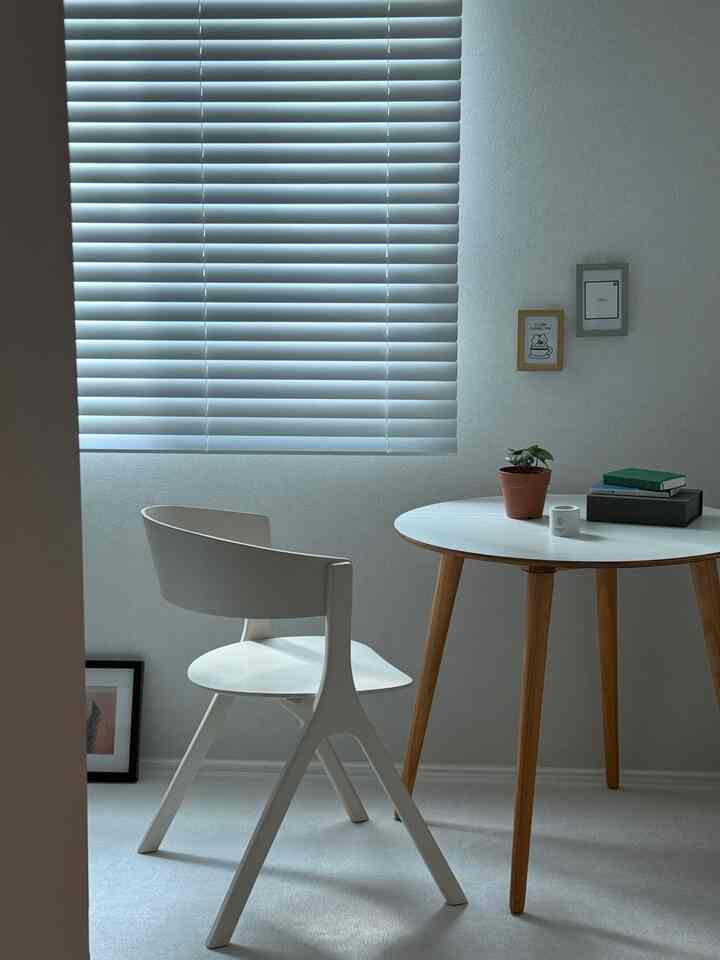 #콘수프기록집 #오늘의우리집

Studio saya didekorasi dengan Kursi Seren baru dari Woodtheory. ᐟ.ᐟ
Dengan sandaran melengkung yang fleksibel dan desain yang stylish, kursi ini sangat cocok untuk segala ruangan. ᰔ
Sangat nyaman untuk punggung dan pinggul saya, bahkan ketika saya duduk dalam waktu lama. 🤍

Kayu ash-nya kokoh dan tahan lama, jadi saya rasa saya akan bisa menggunakannya untuk waktu yang lama. 🖤
Ruang ini telah berubah berkat kursi ini.
Saya rasa kursi ini akan menjadi ruang favorit saya mulai sekarang. ✦.˚◦

🏷@woodtheory_official

#ProdukDisediakan oleh #우드띠어리 #세렌체어
#Kursi Kayu #원목의자 #식탁의자 #카페의자
#Kursi Kayu #디자인의자 #홈카페인테리어
#Zona Kafe Rumah #의자추천 #작업실꾸미기
#Interior Meja #책상인테리어