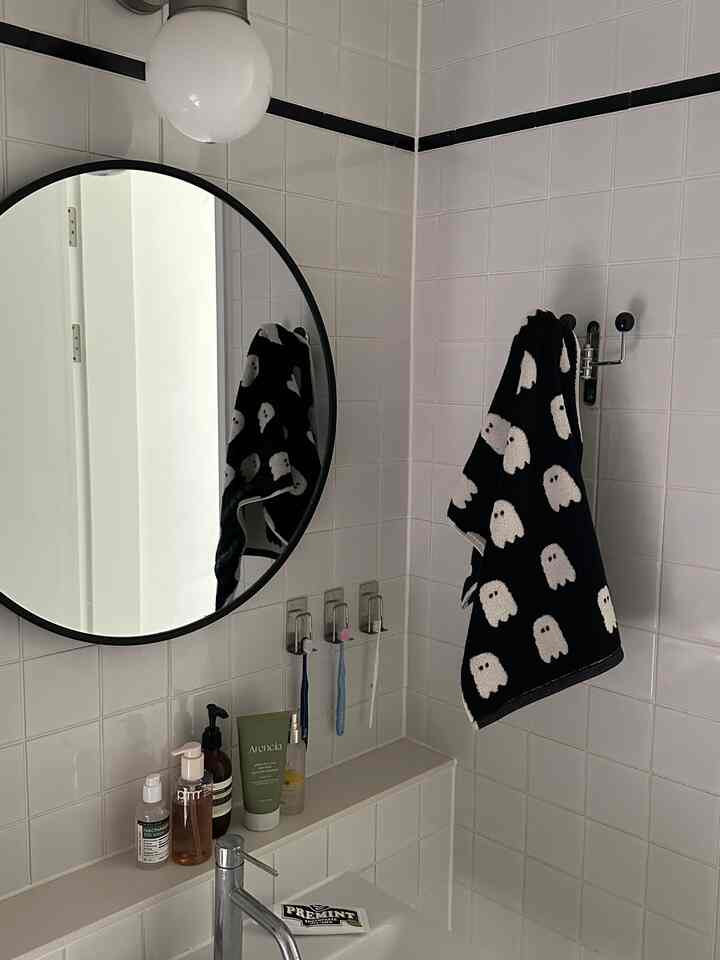 I couldn't resist buying something so cute~!!👻
It was thicker and denser than I expected, which was satisfying, and most of all,
it was cute.
#Bathroom #욕실인테리어 #수건