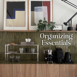 Organizing Essentials ✨
공간 정리에 딱 필요한 아이템 3가지 추천!
❶ Stainless Steel Rack Shelf
쇠테리어에 딱 어울리는 슬림한 라인의 확장형 선반이예요. 옆으로 확장할 수 있고 하나씩 스태킹도 되서 공간에 맞춰 활용할 수 있어요. 저는 홈카페용으로 사용중인데 주방에서도 쓰기 좋더라구요 :) 
❷ Cutting Board Holder
원래는 도마나 그릇 거치대로 쓰이는 제품인데 저는 노트북과 타블렛 거치용으로 사용중이예요. 맥북과 아이패드 두기에 사이즈도 딱 맞고 심플한 라인이라 여기저기 두기도 좋아요.
❸ PP Stacking Box
볼드한 타이포와 귀여운 컬러감이라 공간에 포인트도 되고 스태킹이 가능해 깔끔하게 관리할 수 있어요. 데스크 옆에 두고 자잘한 소품들 수납해두기 좋아요.
3가지 모두 시모야마 @shimoyama_officials 제품이예요 🤍
#tovhaus #midcenturymodern #designedtolast #interiordesign #livingroomidea #decorinspo #shimoyama #시모야마 #수납템 #정리템 #쇠테리어 #토브하우스 #미드센츄리 #홈데코 #디자인가구 #인테리어디자인 #홈스타일링 #집꾸미기 #타일인테리어 #아파트인테리어 #콘수프기록집 #살림살이