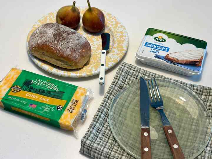 #콘수프기록집 🥪
オーブンでサクッと焼いたバゲット＋コルビジャックチーズ 
熟したイチジクをのせた後  #간단요리 #홈베이킹 #홈카페 #홈카페메뉴 #샌드위치만들기 #샌드위치레시피 #콜비잭치즈 #알라바스터접시  