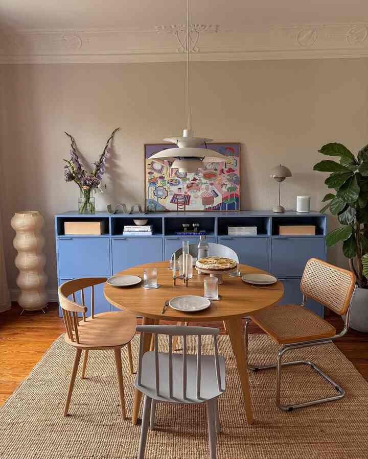 Not just a dining room, it’s the place where cozy talks, late snacks, and warm memories live 🤍

Credit: @eimsbude

#CozyVibesOnly #DiningRoomGoals #HomeAesthetic #GenZHome  
#WarmAndCozy #InteriorMood #DailyVibes #HomeInspo #DesignWithSoul