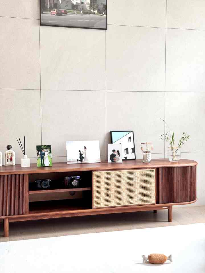 ＃FTC17のストーリー＃私たちの家の紹介＃新婚旅行のインテリア   
＃ウッドインテリア＃カラーポイントインテリア 

シンプルなデザインにカラーでポイントを与えた我が家をご紹介します。

|リビングルーム—> 1、2、3
ウッドテレビスタンドに写真や植物でポイントを与えた快適なリビングルームです。カラーでポイント与えるのが好きな方なので、きれいな花瓶に調和アレンジがリビングにかなりよく似合ったんですよ👍
＃リビングインテリア＃ウッドインテリア＃花瓶インテリア 


|寝室—> 4、5
エンバーとパープルカラーでポイントを与えた寝室です。
香水、香りの良いボディオイルが好きなので、手によく届くところに置いておくとよく使う方です。
＃寝室のインテリア＃寝室の照明＃香りのテリア 


|キッチン| —> 6、7
キッチンには特別なインテリアはなく食べるのが好きなのでカラーと素材が違う器においしい食べ物を置いて食べるのが好きです🍳
#キッチンインテリア #炊飯器 #キッチン照明


|ワークルーム| —> 8
部屋一つを作業室として使っている空間です
＃ピアノインテリア＃ルームインテリア＃作業室インテリア 
