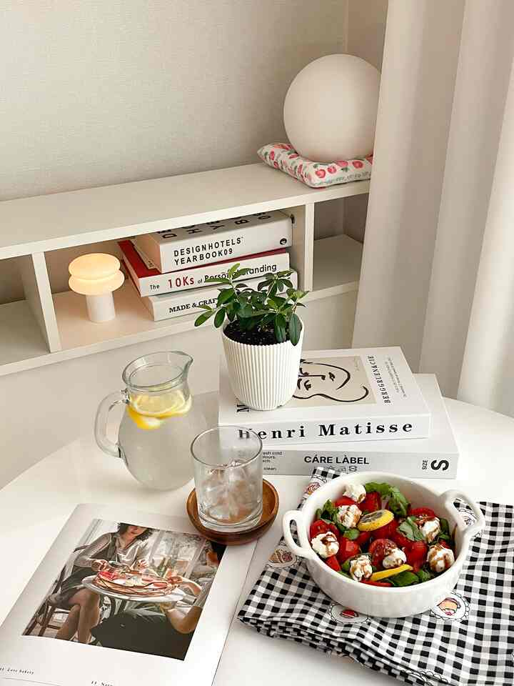 ＃コンスープ記録集＃今日の私たちの家 
サラダで健康考える一食🍅
トマト、チーズ、バジル、レモン、バルサミックグレーズを入れて
和えてしまったサラダ！
爽やかなレモン水と一緒にやってすっきり！

家でバジルを育てています。
とてもよく成長しているので
食べる速度が続きません。
一生懸命一枚ずつ取って食べなければなりません🌱

＃一食
＃プレーティング＃食べ物＃ホームカフェ＃カフェ
＃料理＃バジル＃暖炉＃暖炉インテリア
#ホワイトウッド #ホワイトインテリア
＃フレーム＃照明＃ジャーグ＃サーブル＃カトラリー
＃ホームカフェカップ＃ホームカフェ食器＃ホワイト
＃オリーブの木＃ダイソーポット＃植物＃植木鉢
＃ホームレストラン＃ホームストア