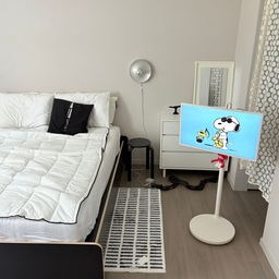 HOME SWEET HOME,✨
2주간 친정살이 끝나고, 드디어 어제 집에 도착했어요!
오전내내 빨래 돌리고, 집 정리하고 나니 벌써 세시라니욧🫠
오늘도 녹아 내려요,,, 
그래도 아침에 창문여니 시원한 바람이 불더라구요! 저층이라서 아침마다 너무 뜨거운 바람이라서 창문도 못 열었는데 오늘은 창문도 열고 시원한 바람에 즐겁더라구요☺️
적금샷이 거실뷰뿐이라, 거실뷰만 올리다가 드디어 다른 공간도 올려요! 러그 맛집인 이씨라메종에서 선물 받았는데, 너무 예쁘죠☁️ 감각적인 패턴이 담긴, 유니크한 이씨라메종 러그로 15mm 두께와 높은 밀도력으로 발에 닿았을 때 폭신하고 털날림이 적어서 사용하기 너무 편하더라구요🤍 뒷면에는 생활 논슬립 코팅처리가 되어 있어서, 일상 생활시 미끄러지지 않아서 사용하기 너무 좋았어요🤭🖤
블랙인테리어인 침실에 두었는데, 딱이에요☺️
✔️유니드 워셔블 매트 퍼플네이비 M
@icilamaison
#예쁜템최고야 #콘수프기록집 
#이씨라메종 #이씨라메종러그 #러그 #유니드워셔블매트
#매트 #러그맛집 #rug #침실 #침실인테리어
#침실조명 #침실꾸미기 #침구 #블랙프레임