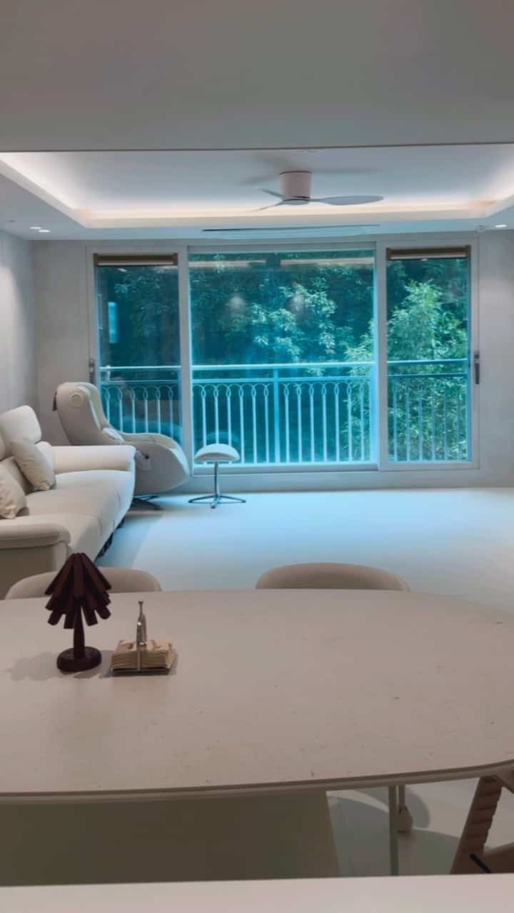 結婚して、子供ができます。
私の家族の生活が始まったこの家は
単純な「居住空間」を超えて
愛と日常が次々と積み重なっていくところですよ🩵

子どもを育ててみると収納も大切で、安全も大切で、
何よりも一緒に快適に滞在できる空間が必要だと思います🍀

だから私たちの家は複雑ではありませんが、実用的な配置と
子供が思いっきり遊べる余裕を込めて飾りました！

また、壁を眺めるキッチンの代わりに、子供を眺めることができる対面型キッチンを選択しました。 

物を一つ選ぶ時も、家具を一つ置く時も
子供と家族をまず考えるようになる最近。
この家は私たちの今を込めている大切な記録です✨

一日成長する子供のように
少しずつ変化して成長する我が家、
今この様子を紹介します🏠

＃マイルームツアー＃アイワサは家＃赤ちゃんの家 
＃子育て品＃子育てインテリア＃家族と一緒に＃赤ちゃんの装飾＃遊び場のインテリア＃対面型キッチン＃オープンタイプのキッチン＃ホームツアー＃私たちの家の紹介