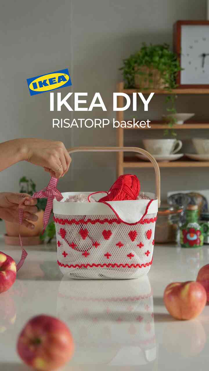IKEA リサトルフバスケットの変身❤️

カントリーマウスの数少ないイケアアイテムリサトルフ🧺
技巧をちょっと見てみました！
銀色の赤がポイントカラーで書いたときに強くない 
とてもかわいいです。
ノルディック感にハートも入れてみました！

✔️リフォーム方法
1️⃣奥で結び目！
2️⃣希望の形で十字架のように一発汗
⠀⠀(この時編み用のマッサージ針を使えば本当に楽ですよ！)
3️⃣奥で再び結びつける！

📌TIP✨
私はダイソシルとドーニードルを使っていました。
糸が滑りやすいので結び目が良くなく、内側からグルーガンへ 
糸を固定してはさみで短くカットしました！

キム・デガムが見たとき、私はすでにクリスマスを準備しています。

側面もしなければならないのに…
もう少しクリスマス感でつくって持ってきてみましょう！
すぐに2弾に戻ります！
⠀
⠀
⠀ 
＃IKEA＃IKEADIY＃IKEAリフォーム#RISATORP #RISATORPbasket #RISATORPDIY #RISATORPhack #IKEAhome