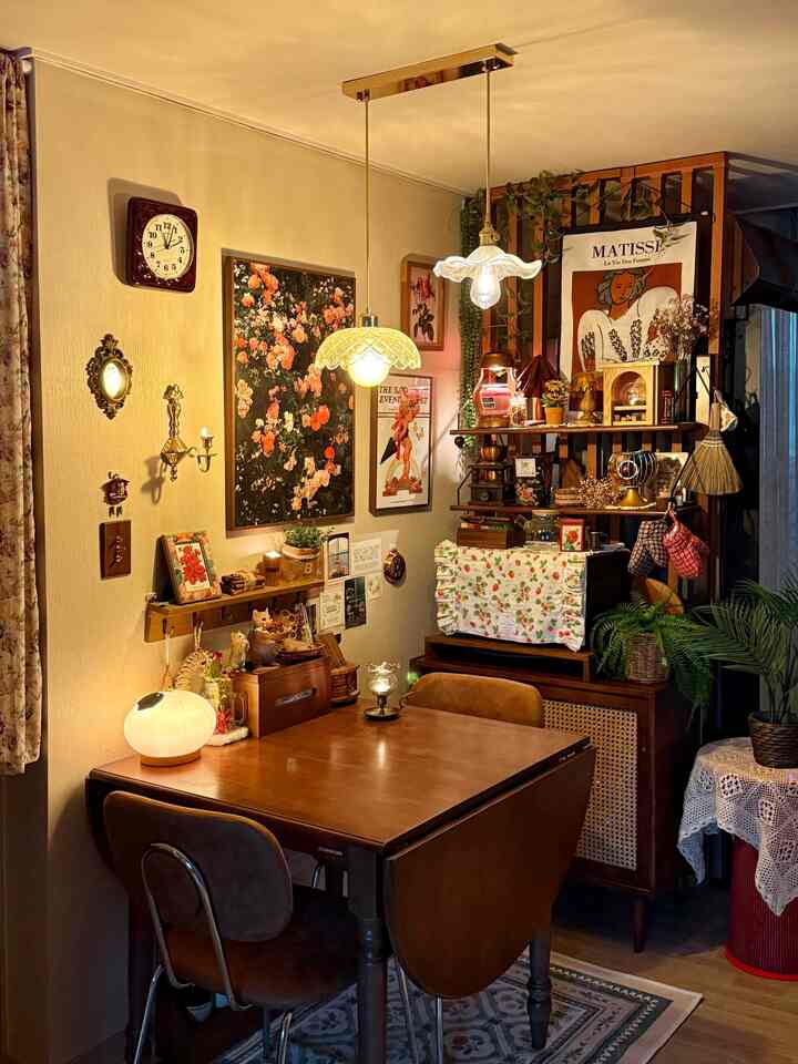 キッチンにいちご感性のスプーン🍓

ヴィンテージムードいっぱいのキッチンクロスで電子レンジ
隠してみました◡̈
壁を立てて暗い冷蔵庫の側面を隠してください。
原木飾りを置いて空間を活用してみました🙈



#空間分離
＃キッチン装飾＃キッチンインテリア＃キッチンクロス＃キッチンアクセサリー＃感性キッチン＃ビンテージムード
＃リビング小物＃キッチンデコ＃キッチンスタイリング＃ホームスターグラム＃家の装飾＃キッチン用品
＃キッチン装飾＃ホームインテリア＃ホームデコ
＃イチゴ感性＃感性小物＃リビングインテリア＃キッチンインスポ＃ビンテージ小物＃家
＃ビンテージインテリア＃小規模＃キッチングレード＃キッチン必需品