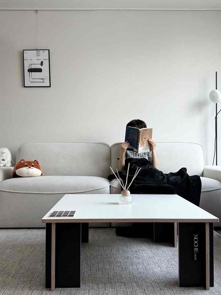 🏷️ Hari Hujan #오늘의우리집 
⠀⠀⠀⠀⠀⠀⠀⠀⠀ 
Kurasa musim gugur benar-benar akan datang.
Hujannya lumayan deras,
dan suhunya turun, jadi terasa lebih sejuk :)
⠀⠀⠀⠀⠀⠀⠀ 
#CornSoupRecord #가구인테리어 #심플라이프 #미니멀리즘
#MutualFollow #소파테이블 #거실템 #거실테이블 #모던인테리어 
#LivingRoomTableRecommendation #테이블 #블랙인테리어 #심플인테리어 
#Black&White #블랙앤화이트인테리어 #맞팔환영 #거실
#Organizing #미니멀리스트모여라 #집에서제일바빠 #정리
#WhiteInterior #거실꾸미기 #거실스타일링 #홈스타일