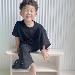 현관 정리 때문에 고민하다가 오노홈 슈벤치를 들였는데 정말 신의 한 수였어요🤍 아이가 스스로 앉아 신발을 신을 수 있는 높이라 너무 편하고, 수납공간까지 있어서 현관이 훨씬 깔끔해졌습니다👍🏻 디자인도 미니멀하고 고급스러워서 어디에 두어도 잘 어울리고, E0 등급 친환경 자재라 안심하고 사용할 수 있어요😀 조립도 간단하고 마감도 튼튼해서 오래 잘 쓸 것 같아요 ㅎㅎ 현관 정리 + 아이 독립심 교육까지 한 번에 해결되는 실속 있는 가구라 만족도 100%! 만족해요! 
#오노홈 #슈벤치 #오노홈슈벤치 #아기슈벤치 #슈벤치추천 