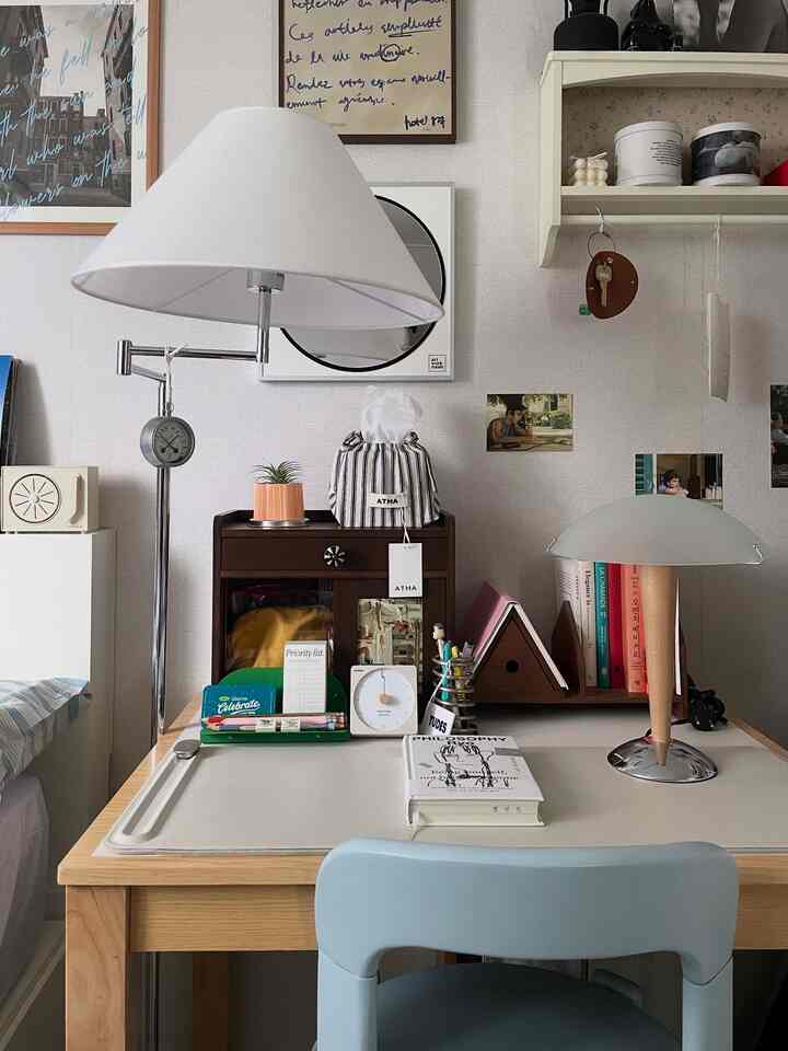 #오감리뷰 Ini adalah ulasan berdasarkan pengalaman pribadi saya menggunakan dan menata produk yang saya terima melalui program ini.

🏷️ATHA
•Tempat Tisu Katun Garis-Garis Biru Dongker

Saya sudah lama mengincar ATHA karena desain polanya yang unik.
Berkat Ulasan Five Senses, saya sangat menginginkannya sehingga saya memasukkannya ke dalam keranjang belanja.
Akhirnya saya menerima Tempat Tisu Katun Garis-Garis ♥

Tempat tisu katun mini ini tersedia dalam dua warna: cokelat dan biru dongker. Saya memilih biru dongker!
Garis-garis tipis dan warna-warna lembut menjadikannya desain yang unik dan imut yang menambahkan sentuhan warna pada ruangan mana pun. ◡̎

Simpul di bagian atas memudahkan Anda untuk menyesuaikannya dengan ruangan yang Anda inginkan! Saya telah menggunakannya di meja kerja, tempat tidur, dan kafe rumah saya, dan tampak hebat di ruangan mana pun. ♡

Tempat tisu berukuran 16 x 10 x 14 cm. Saya biasanya pakai tisu toilet, jadi saya beli tempat tisu mini (11,5 x 11,5 x 11,5 cm) dari Daiso dan mencobanya. Ukurannya pas banget. ◡̎

Dan karena ukurannya cukup besar untuk menampung tisu toilet, kalau kamu nggak punya tisu, tempat ini juga bisa dipakai sebagai tempat tisu toilet.

Terbuat dari katun yang kuat, tidak tipis, jadi tisunya bisa dipegang dengan kuat, dan 100% katun, jadi mudah dicuci!

Kalau kamu suka desain unik dan motif garis-garis,
saya rekomendasikan Tempat Tisu Katun Garis ATHA♥
.

.
#TempatTisu #휴지케이스 #패브릭 #atha #아타 #홈패브릭 #스트라이프 #인테리어소품 #홈스타일링