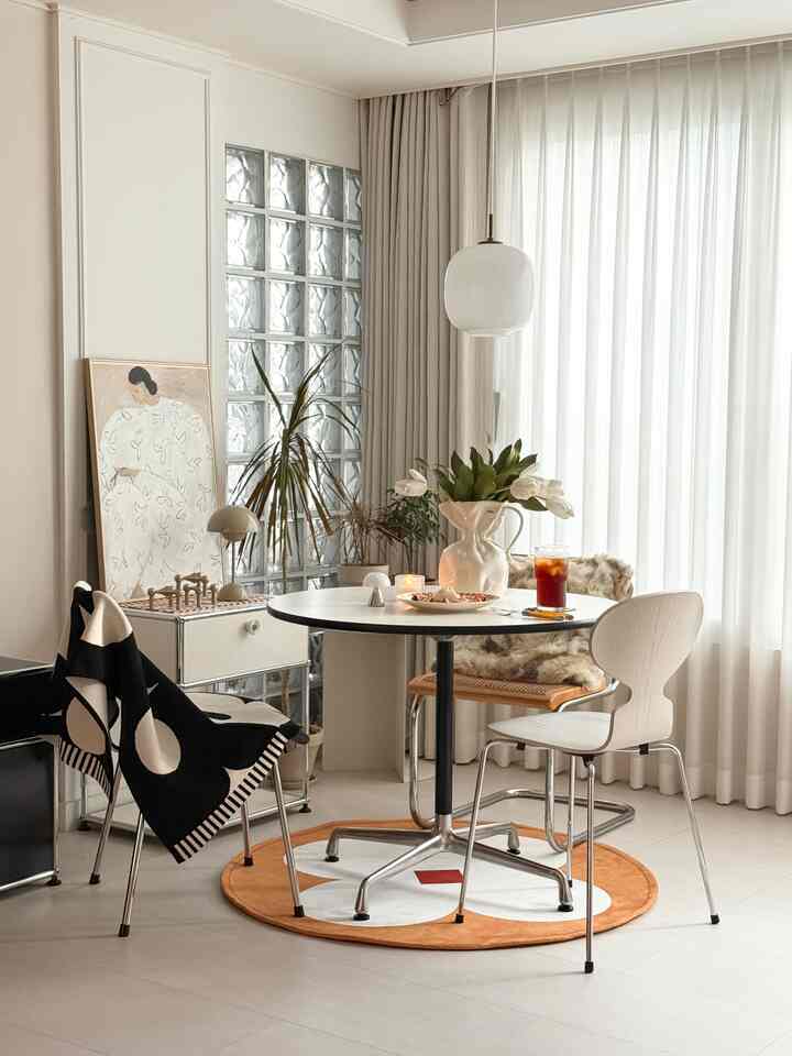 #빈티지대모던 #미드센츄리 #미드센츄리모던 #미드센추리 #콘수프기록집 #미드센츄리인테리어 
#ModernInterior #모던 #홈카페존 #임스테이블 #원형러그

I prefer modern style over vintage🤍

Of course, when I see many beautiful homes, I find both vintage and modern beautiful, but I prefer to decorate my home in a modern way☺️

The home cafe zone in the living room, decorated with a mid-century modern concept, is my favorite space✨

The home cafe zone, featuring a stylish black edge, Louis Poulsen lighting, Sophia Lind picture frames, and glass blocks😍

Today, a home cafe in my favorite space is healing💕

#FritzHansen #앤트체어 #러그원형 #화이트인테리어 #러그 #러그인테리어 #카페트 #먼지없는러그 #워셔블러그 #물세탁러그 #포인트러그 #꽃러그 #미니러그 #대형러그 #유리블럭 #홈카페인테리어 #홈카페 #거실 #거실인테리어