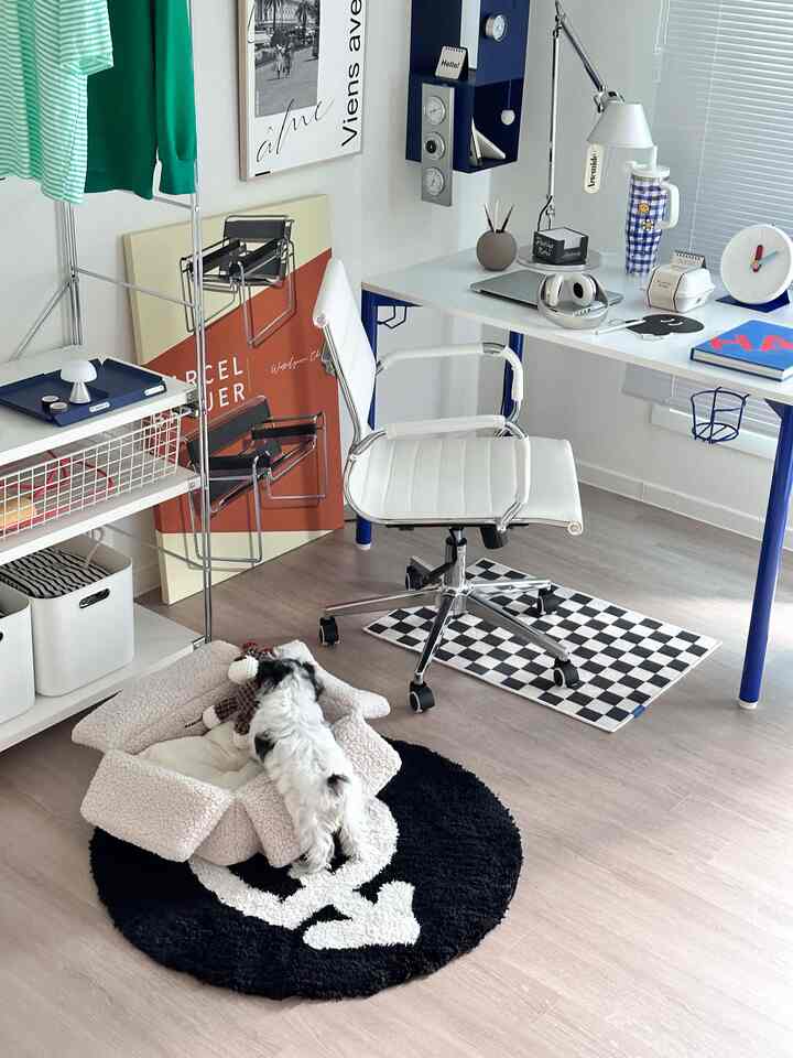 白と黒のトーンのホームオフィス兼犬のスペース、すっきりとした機能的な作業空間