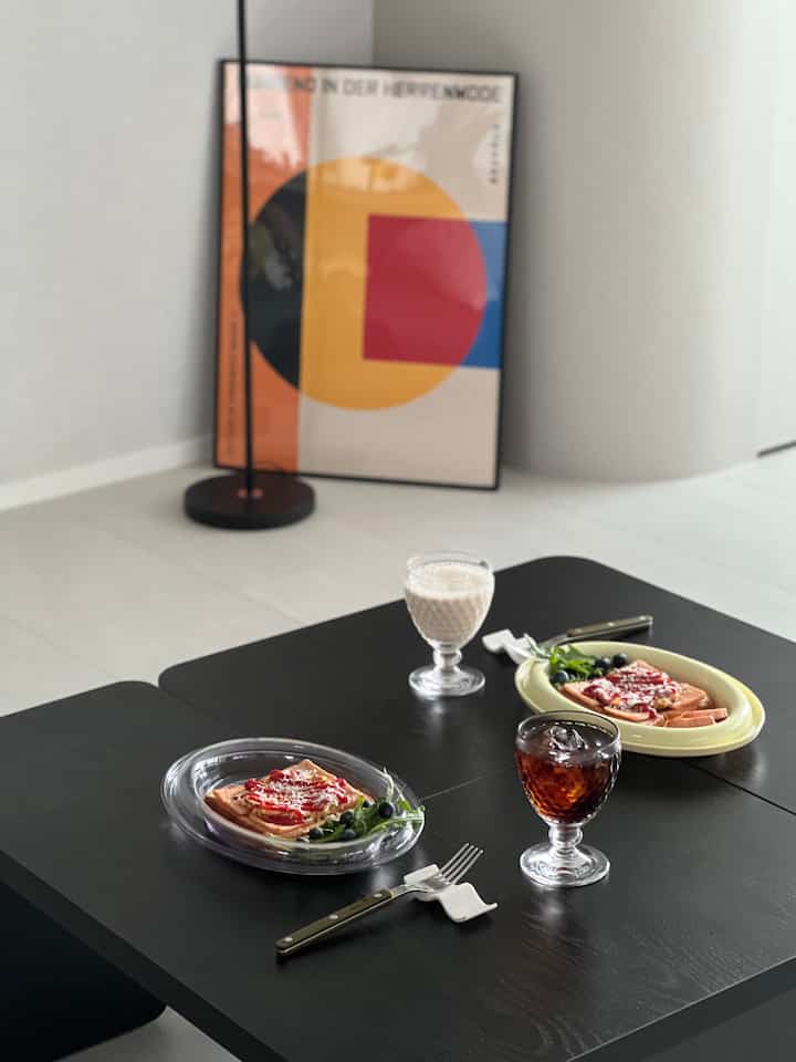 Brunch roti panggang klasik di rumah 🍳🥪

Atas permintaan suami, saya menggoreng kol dengan adonan telur dan menggoreng dada ayam Spam.
Diberi arugula dan blueberry, hidangan ini terasa lengkap. 🌿🫐

Roti panggang dalam kubah oval,
dan Americano dingin & susu kedelai dalam gelas piala ✨
Hidangan yang lezat dan indah untuk keluarga kami!

#CornSoupRecord #예쁜템최고야 2 #거실인테리어 #거실테이블 #거실인테리어소품 #거실인테리어추천 #홈브런치 #홈브런치메뉴 #브런치접시 #브런치테이블 #브런치메뉴 #브런치 #주말일상 #신혼은뭐먹집 #집꾸미기 #집콕 #아파트리모델링 #구축아파트 #구축리모델링 #옛날토스트 #foodle #푸들 #오벌돔 #오벌플레이트 #모듈테이블 #사브르커트러리 #빌레로이앤보흐 #고블렛잔 #강마루인테리어