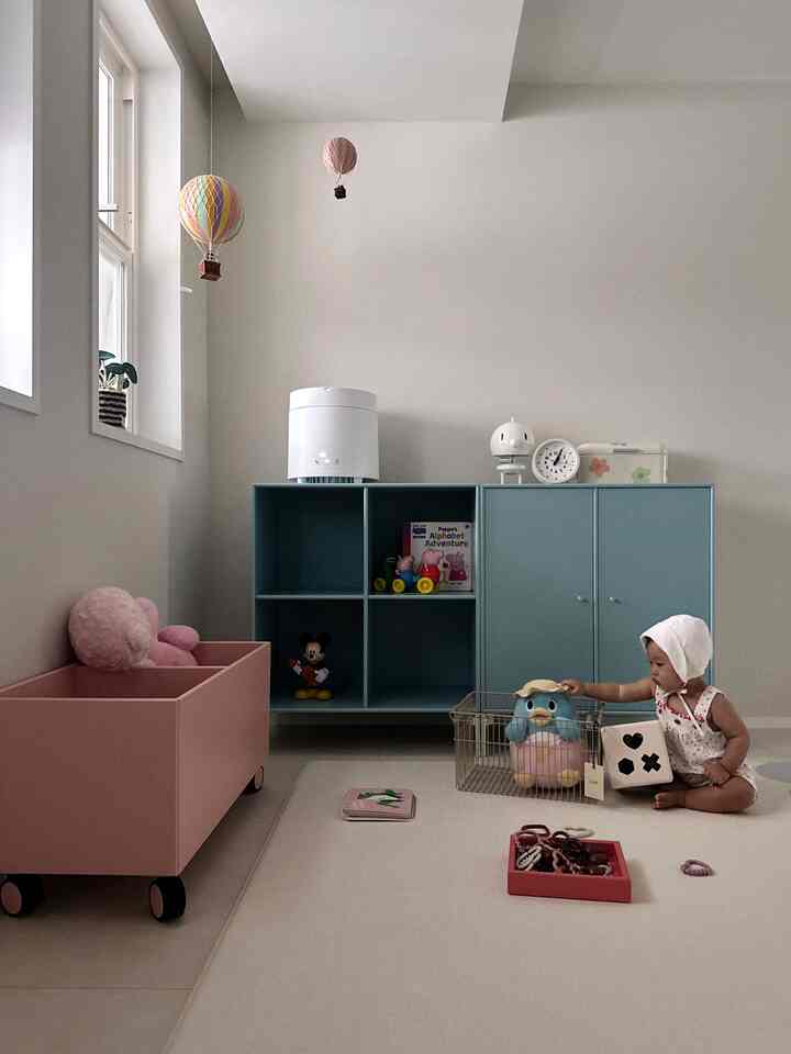 #같이사는집 #아기가사는집
Setiap ruangan dipenuhi dengan perlengkapan bayi...🤍
Ruang ini adalah ruang bermain bayi!
Dengan furnitur #몬타나 kesayangan kami, #컬러인테리어 ⊹ ࣪ ˖ 

#DekorasiKamarBayi #아기방 #아기방인테리어 #몬타나가구 #트롤리 #아기트롤리 #서랍장 #수납장 #아기방수납장 #스텐팟 #가습기 #열기구 #아이방소품 #아기방소품 #모듈가구 #디자인가구 #아소방 #아기방매트