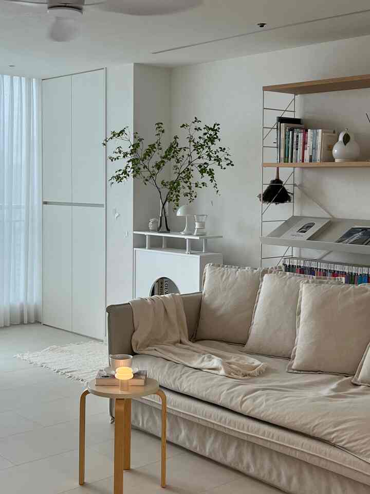 #우리집무드보드 #콘수프기록집

Spaces in my home that reflect my taste :) 
I think the living room layout with the bookshelf in sight is the most homey space!

I don't have any pets, but I'd love to share it with you, haha.

A little pink and pink space, too 🩷

#LivingRoomInterior #아기가있는집 #30평대거실 #선반인테리어 #거실서재화 #시스템선반 #모듈선반 #소통 #맞팔 #선팔

