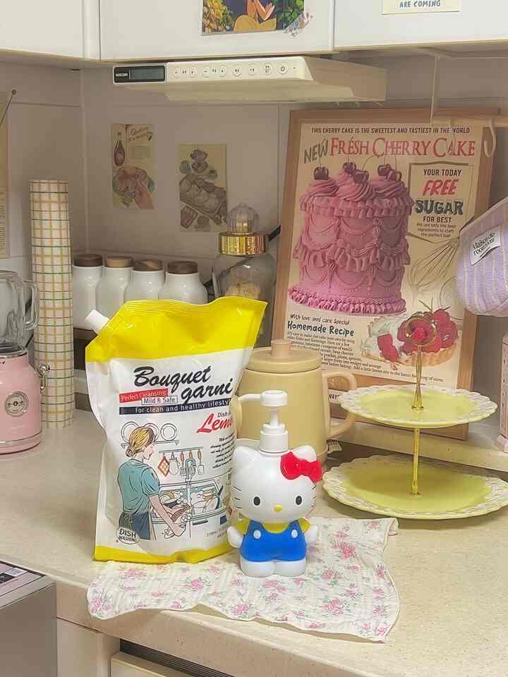 ＃コンスープ記録集＃サリムサル1 

かわいいキッチン洗剤ディスペンサー💖 

前に明洞にあるハローキティアップルカフェに行って可愛い＃ハローキティ＃ディスペンサーを買ってきました☺️私たちはここにキッチン洗剤を入れて使っていますが、お皿を洗うときにかわいいので気分がいいです💖 

私は以前にカフェアルバをしながら学んだように水とキッチン洗剤を混ぜて使っています 🍒 キッチン洗剤と水を6:4くらいに混ぜて使うと泡もよく出てキッチン洗剤も長く使えてよかったですよ 💛 

キッチン洗剤は主にクパンで価格のまともな製品を見つけて使用しますが、今回買った製品はパッケージもきれいで、価格も2.1L 2個で9,900ウォンだから本当に大丈夫ですよ>_< 

私の兄弟は楽しい木曜日を過ごしています💛今日は昨日より日が晴れているようです！みんな元気な一日を過ごしてください💖🍒 

＃メイド＃メイド＃キッチンインテリア＃ビンテージ＃ビンテージインテリア＃ディスペンサー＃キッチン洗剤＃フレーム＃キッチンクロス＃感性キッチン＃きれいなキッチン＃カラーインテリア＃21ピクニックインテリア 