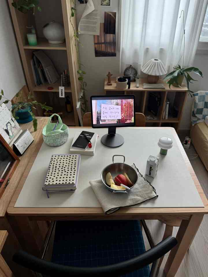 アパートに住んでいるが田舎なので、情感が少しずつ残っている状態。下の家のお年寄りが果樹園をいただき、素敵でおいしいリンゴを簡単に購入した。お父さんは出て、知人からかぼちゃサツマイモの箱をもらってきて。おいしいものが一つずつ積み重ねられているのを見ると、秋の気分が薄い。実は昨日からシャツを取り出して着て通う。もう心は秋～！今週末には綿布団に変えなければならない。
。
。
。
#記録 #部屋 #部屋 #部屋 #デコレーション #デスク #寝室 #寝室の飾り #room #myroom #roominspo #roominspiration #roomforinspo #roomideas #roomgoals #deskspace #bedroom #bedroomideas #bedroominspiration #bedroominspo