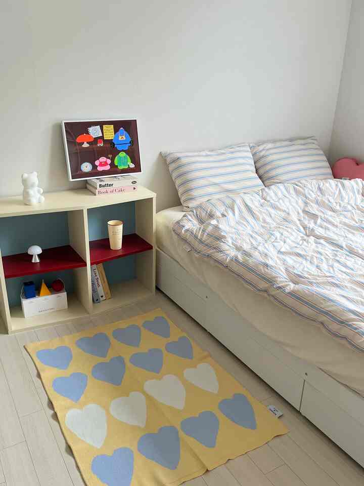 #콘수프기록집 #오늘의우리집 It rained, and now it feels like perfect fall! Instead of a rug, I used my favorite blanket today. What do you think?
I like this one too😆

#BedroomInterior #침실 #자취방 #작은집꾸미기 #작은방꾸미기 #작은방인테리어 #6평원룸 #오피스텔원룸 #맞팔 #소통 #블랭킷 #침구