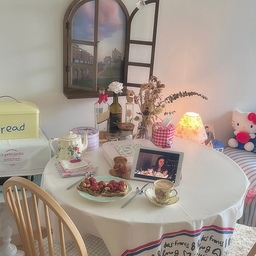 #콘수프기록집 #오늘의우리집 3 
집에서 #빈티지 #브런치 #카페 분위기 내기 💖 
저는 친구들이랑 예쁜 카페를 찾아 다니면서 사진도 찍고 돌아다니는 걸 참 좋아했었는데 요즘에는 집에서 홈카페를 즐기는 걸 참 좋아해요 😆🍒 
예쁜 빈티지 #접시 와 #찻잔 에 샌드위치와 커피를 담고 좋아하는 영화나 드라마를 보면 너무 기분이 좋더라구요 ☺️ 
저는 요즘에도 길모어 걸스를 계속 보고 있어요 😆 영상미랑 인테리어가 마음에 들어서 그런지 계속 봐도 재미있네요 💖 
오친님들 오늘은 즐거운 금요일이에요 ❤️ 모두들 행복한 하루 되세요 🩵 
#맞팔 #맞팔해요 #홈카페 #단스탠드 #우드 #샹들리에 #원탁 #식탁 #테이블 #의자 #의자방석 #엔틱 #브레드박스 #전자레인지 #주전자 #소서세트 #창문액자 #벽꾸미기 #플라워 #헬로키티 #21평인테리어 #신혼집인테리어 #신혼집꾸미기 