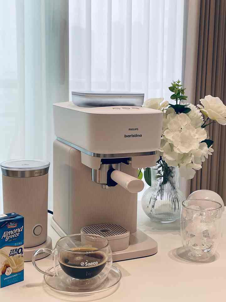 スワイプ一度に降りて、楽しんでください！☕️

フィリップス新鮮コーヒーマシンバリスティーナ
🏷️簡単なワンタッチ操作で簡単
🏷️エスプレッソからロング、ラテ製造
🏷️ミルクプローダーでしっかりと滑らかなラテフォームを製造
🏷️家に似合うムードで選べる7色のポーターフィルター

ホームバースペースにフィリップスバリスティーナにピュアホワイトポーターフィルターでスッキリとしたムードのホームカフェゾンを飾っておきましたが、ほのかな照明の下で抽出されるコーヒーの香りが私のヒーリングモーメントです。 

ミルクプロザーを活用すれば、しっかりと柔らかいラテフォームはもちろん、甘いバニララテやシナモンラテのようなレシピも簡単に作れますよ。週末にはデザートと一緒にホームカフェムードで楽しんだりもしています。 🍰

私はバリスティーナマシンで暖かいルンゴを下げ、ミルクプローダーにカロリーの少ないアーモンドブリーズでミルクフォームを作ってラテを作ってみました。  #전자동커피머신 #Baristina  #커피머신추천 #홈카페 #컴팩트커피머신 #조용한커피머신 #Coffee #Coffeemachine


