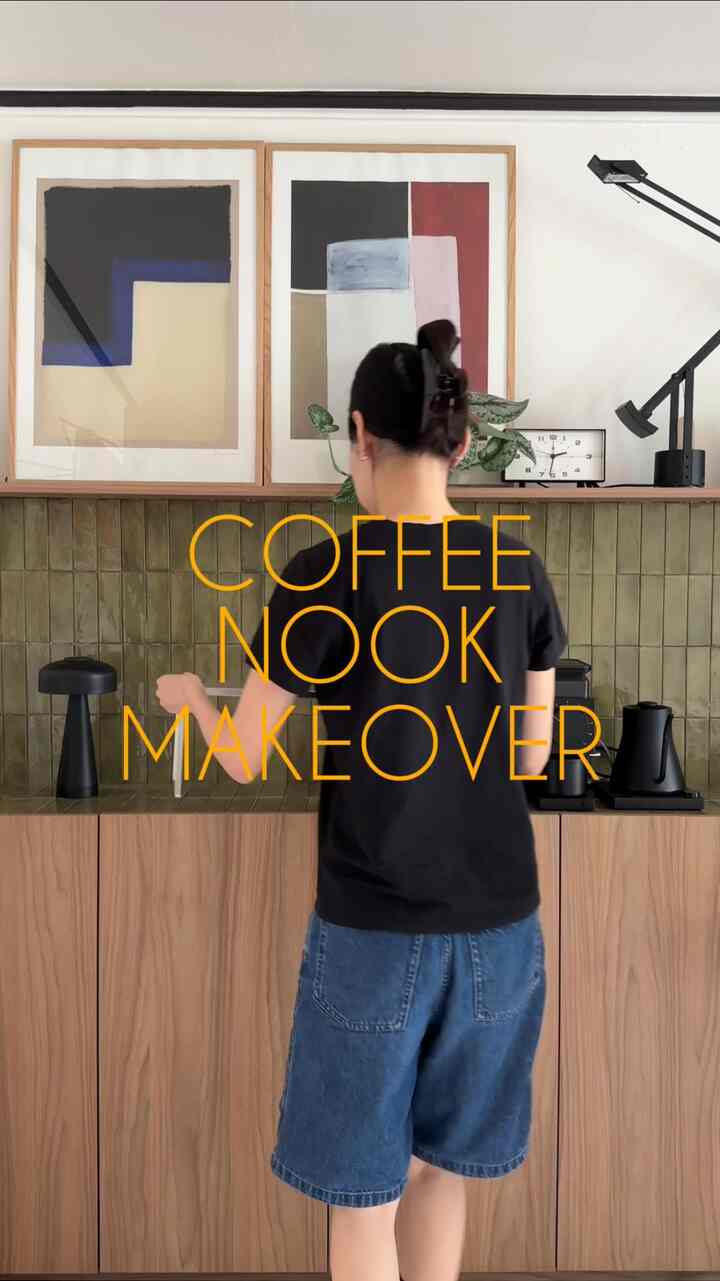 Coffee Nook Makeover ✨

前回ご紹介した下山@shimoyama_officials スチール棚で飾ってみたホームカフェゾンですよ🖤

スリムながらも頑丈で拡張もできるので、ホームカフェでアイテムを表示しておくのは本当に良いようです！  #midcenturymodern #designedtolast #interiordesign #livingroomidea #decorinspo #토브하우스 #미드센츄리 #홈데코 #디자인가구}  #타일인테리어 #아파트인테리어 #홈카페존 #홈카페 #homecafe #coffeezone #cafenook #콘수프기록집 #예쁜템최고야 