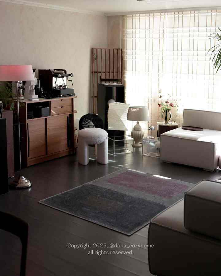 ＃きれいなテム最高の秋の日にリビングルームのムードを少し変えました。 🍁🍂Autumn refresh, a subtle change of mood in the living room.

FW25ピンカーラグコレクションの中でも私はオリーブトンが魅力的なツインパネルラグを選びました。落ち着きながらもほのかなダストカラーとの組み合わせが空間を端正に押さえながらも、独特の配色が確実なポイントになってくれました。 🖤

ソファの前はもちろん、ベッドの足や小さな書斎スペースにも置きやすいサイズで活用度が高く、さらっとどんな家具ともよく合って満足度が高かったです。 FWムードとよく合う感覚的なパターンなので雰囲気の切り替えにも 제격인 거죠 🫶🏻

🏷️ @finca_planet
Art collection_Twin Panel Rug dust & olive 120x170
。
。
。
。
。
#コーンスープ記録集 #ピンカ #ピンカーラグ #finca #fw #livingroomstyle ＃禅スタイル＃ジャパンディ