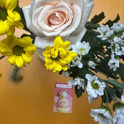 #콘수프기록집 #맞팔 #오가든 #오가든수확 
#오가든생화 #이케아화병 #가죽테이블보
#생화보존제 #엘피플레이어 #세라믹바스켓
#튤립조화
^^오가든 생화가 왔어요. 나가야하는데 정말 10분전에 왔는데
멘붕.. 12시 넘어서 집에 오는데 시들까 싶어서 빨리 개봉해서 
겨우 물 조금 부어놓고 집 엉망으로 해놓고 ㅋㅋ 나갔지요. 다행히 이번엔 오아시스에 꽂아서 오더라고요. 그리고 생화보존제라는 거랑 같이 왔어요. 그래서 급하게 물 조금 붓고 나갔지요. 다행히 잘 있더라고요^^ 그래서 그냥 더 물 부어서 그냥 올려두었어요~ 제가 좋아하는 노랑이랑 같이 와서 좋네요~ 제가 애정하는 공간에 다시 두었어욤 😱좀 좁죠 ㅋㅋㅋㅋㅋ
엘피 플레이어는 무슨 죄인지 ㅎㅎ
튤립만 조화랍니당