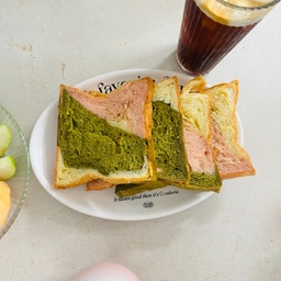 #오늘의우리집 
도쿄마블 빵과 커피 한잔으로 여유롭게 시작하는 주말 아침☕🍞
어제 딸이 열 때문에 고생했는데, 
하루 만에 좋아져서 정말 다행이에요💛
조금은 지친 마음이었지만, 따뜻한 빵 향기와 커피 한 모금에 다시 힘이 나는 아침✨
#도쿄마블빵 #홈카페 #주말아침 #커피한잔 #빵스타그램 #아침식사 #소소한행복 #일상기록 #카페감성 #먹스타그램 #집에서즐기는카페 #달콤한순간 #커피타임 #빵순이 #콘수프기록집 
👉 오늘도 소소한 행복 가득한 하루 보내세요!
도쿄마블빵 #홈카페 #주말아침 #커피한잔 #빵스타그램
#아침식사 #소소한행복 #일상기록 #카페감성 #먹스타그램
#집에서즐기는카페 #달콤한순간 #커피타임 #빵순이 #감성스타그램