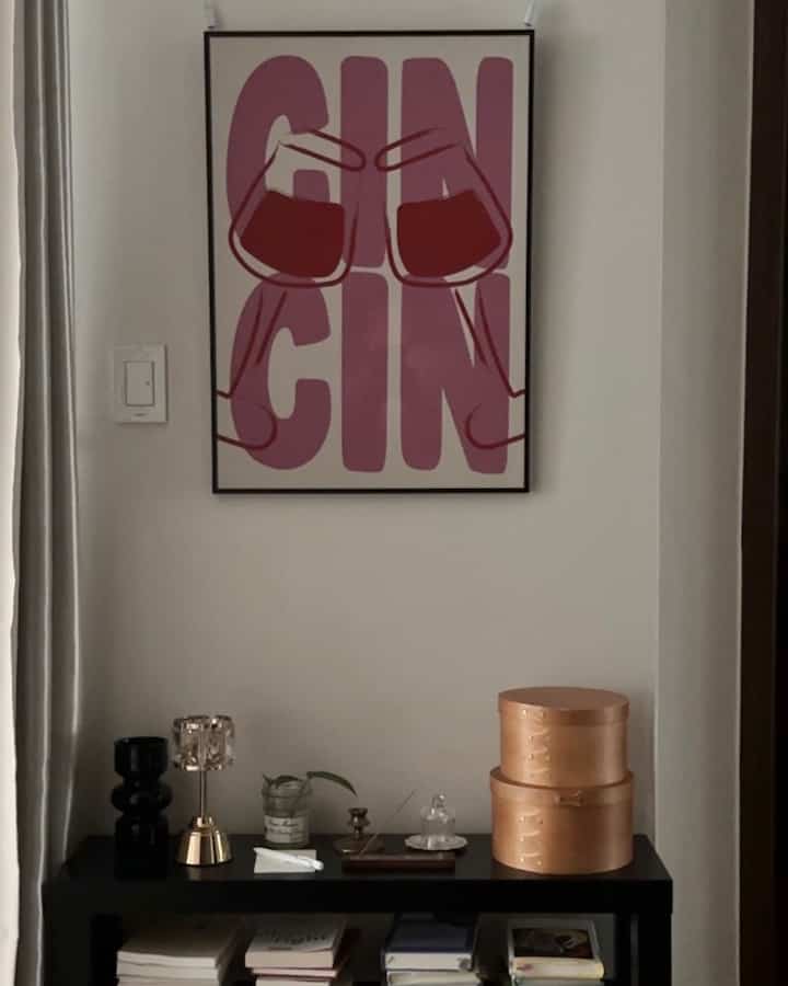 今朝はぼやけて低くなるからちゃんちゃん..🫧
玄関口を開くと見えるシーンですよ、
章を見たりダイソーに行くときに必要なもの
記録するために目に見える場所にメモを置きました！

少し反転したもの
必ずしも必要ではないものは少し不便です。
瞬間的なアイデアとして書き留めた
いざ使もうまく使わずに捨てるようになりましたよ。
逆に本当に必要なのはあえてメモしなくても、
毎回不便で自然に思い浮かぶ。

だからおそらく無駄を防ぐために
書き留めるよりもむしろ記録しないのが
もっと良いかもしれないと思いました🤔
あなたはどうですか？

なければないように、
あるもので作って使うのも方法ですから👧🏻
。
。
。
。
。
＃ポスターインテリア＃フレームインテリア＃ホームインテリア
#homeinterior #blackinterior #posterinterior
＃コンスープ記録集＃今日の私たちの家＃玄関インテリア 