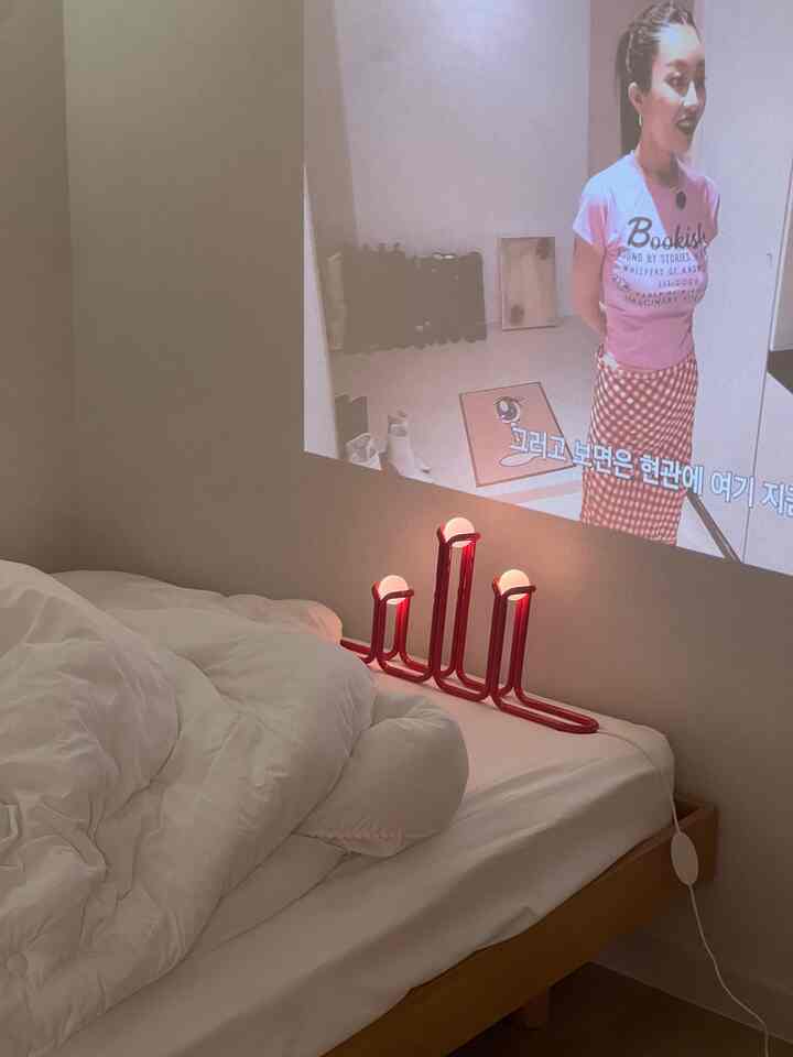 cozy house❤️
#外国感性

家でも外国のような雰囲気を出したいので連れてきた照明ですよ💕
IKEA グスタフ ウエストマン コラボ
STRALA LEDの燭台なのに、さらっとヨーロッパ感性のブンプムなので寝室に置くから雰囲気がパッと変わりましたよ！

ベッドにすっぽり埋め込まれて映画よりもほのかに入れると…本物の目的地の宿泊施設の感じが正しく🥹💖
特に赤いメタルカラーなのでポイントインテリアとしてもピッタリです！

私はただの照明ではなく、✨ヨーロッパ旅行の暖かいムード✨を思い出させる貴重なアイテムですよ🍷🌹

＃ホームカフェ＃雰囲気照明＃ヨーロッパの感性