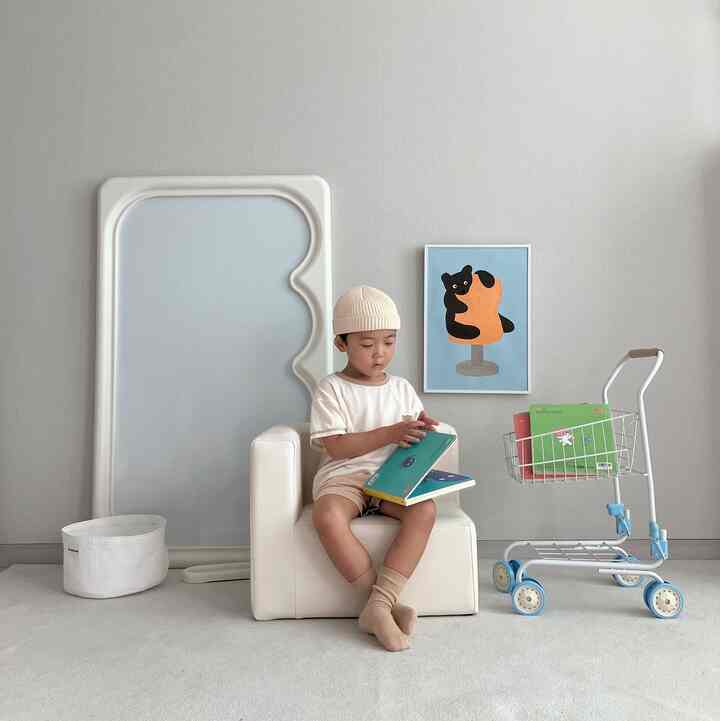 #広告 
かわいい赤ちゃんソファができた読書時間up🫢
より広くてワイドソパラサイズが5歳のシオンがとてもピッタリでしたよ！
着席感も良くて快適かとても好きでしたよ🩵
肘掛け、カラーは選べて僕はベージュL選びましたが、オールリブカラーも魅力的でした。

また生活防水生地なので管理も便利で、スポンジフォームではなく木材フレームが入っており、切れずに長く使えると思います！
リビングルームにただトゥク置いてもインテリア効果まで🩵
＃赤ちゃんショップ＃幼児ショップ＃赤ちゃんソファ＃幼児ソファ＃ルナストーリー＃幼児家具＃本育児＃赤ちゃんソファおすすめ＃赤ちゃん飾り 