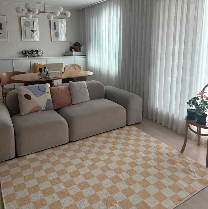 ＃私たちの家フォトゾーン

私の家フォトゾーンはここです📸
リビングダイニングスペースと＃ジャクソンカメレオンショパジョン🫶🏻

＃ペブルソファ＃モジュールソファ＃リビングルーム＃リビングルームインテリア＃ラグ
＃秋＃秋のインテリア＃ダイニングテーブル＃ダイニングルーム 
＃ダイニング＃コーエン食卓＃折りたたみテーブル＃スペース活用＃ポスター
＃ポスターインテリア＃コーヒーツリー＃香港ヤシの木＃