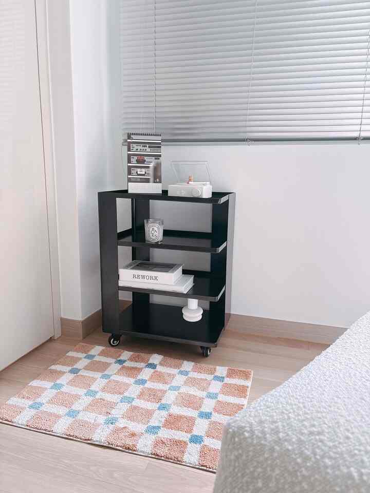 #콘수프기록집 #살림살이 4

A small rug can add more to a space than you might think. The modern vibe of the black trolley and the cozy mood of the rug contrast and harmonize, creating a space that seems to perfectly capture the changing seasons. I'm so happy with it.

#Litten #러그 #러그의계절 #트롤리 #베스트리빙 #4단이동식트롤리 #수납트롤리 #이동식트롤리 #수납선반 #조명 #일광전구 #스노우맨 #디터람스 #디터람스캘린더 #블루투스 #부이블루투스 #원플러스 #프란치아블라인드 #가을인테리어