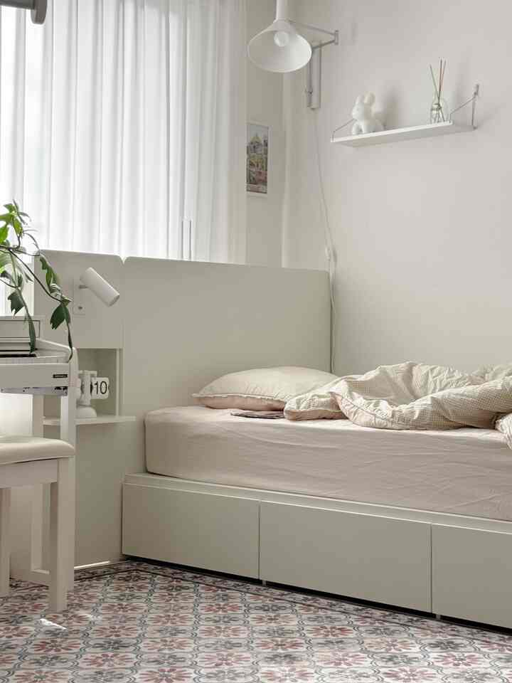 #광고 ㅣ The mornings and evenings are quite cool, so I replaced the bedding in the kids' room and laid down a rug. It's starting to feel like autumn. 🍂 The new rug feels so soft and fluffy.

Thanks to the 3T filling, it feels cushioned, making it perfect for the kids to sit warmly on the floor, play board games, and roll around. 🤍 It's washable, so you can wash it, and the non-slip finish means no more worries about slipping! The vivid DTP digitally printed tile pattern looks so warm!

🏷 Moroccan Vintage Tile Rug - Brown

#DecoView #러그 #거실러그 #워셔블러그 #사계절러그 #포근한러그 #홈스타일링 #아이방러그 #러그추천 #아이방인테리어 #인테리어소품 #집꾸미기 #카페트 #대형러그 #내추럴러그 #먼지없는러그 #빈티지러그 #모로코러그 #초등학생방 #여자아이방