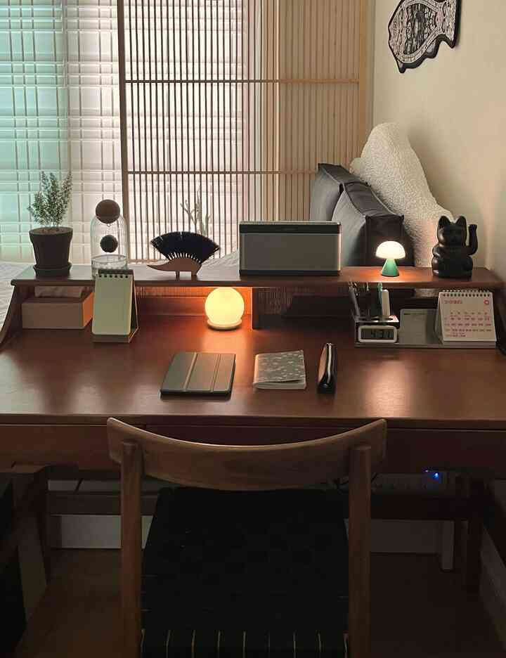 柔らかな木目調と黒のアクセントがあるホームオフィスのデスク空間、禅スタイルの整ったインテリア