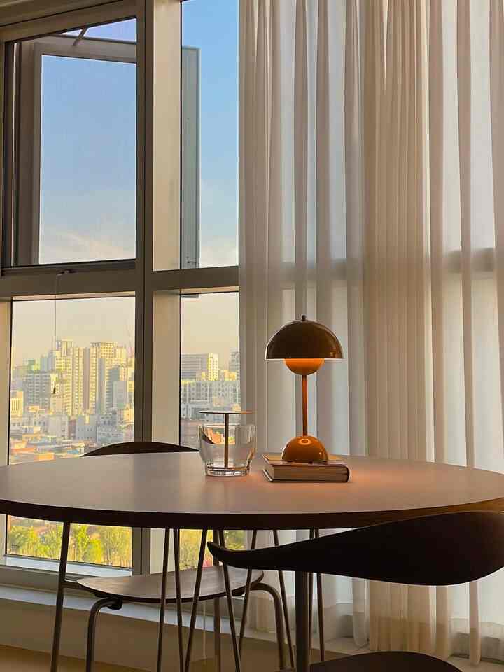 #FTC17기이야기 #우리집포토존 #거실인테리어 #복도 #louispoulsen #carlhansenandson #usmhaller #muuto #fritzhansen 

こんにちは、leejyehomeです。
私たちのフォトゾーン3つを紹介します。

•ウィンドウの外側のビューで
•リビングルームのメインスペース 
• 廊下ポイント

今回のミッションのテーマを受けてフォトブックを開いてみると、これらの空間が最も多くの持分を占めましたよ😁 
そこでこの三ヶ所に決めてみました。
