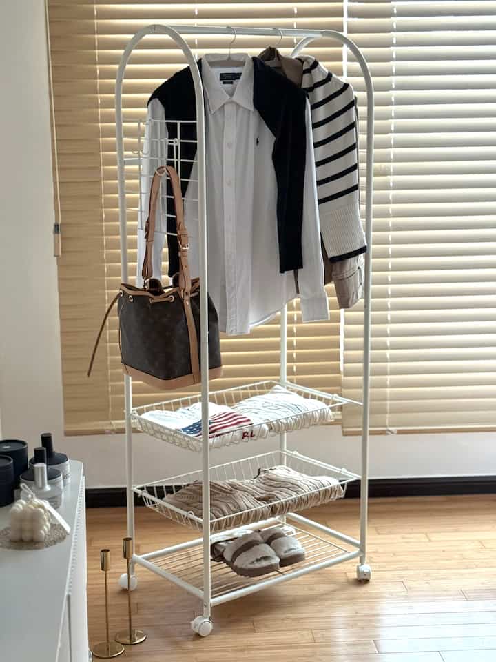 Saat musim berganti, hal pertama yang terlintas dalam pikiran adalah menata pakaian.

Alangkah hebatnya jika menata pakaian bisa sedikit lebih mudah, lebih cantik, dan lebih santai?

Gantungan Lipat Woody Arch ringan dan mudah masuk ke ruang terkecil sekalipun, sehingga ideal untuk meja samping tempat tidur atau pintu masuk.
Rodanya memudahkan pemindahan, dan kemampuannya untuk menguncinya di tempat memberikan rasa stabilitas.

Saya menggunakan kait jala di samping untuk menggantung topi dan tas, dan keranjang yang dapat dilepas untuk menyimpan barang-barang musiman, mengubahnya menjadi unit penyimpanan kecil.
Batang samping juga berfungsi sebagai gantungan tambahan, yang semakin memperkaya ruangan.

Yang terpenting, rangka lengkung kayunya menyatu dengan sempurna ke dalam ruangan, dan saya menyadari bagaimana satu gantungan dapat mengubah suasana rumah saya. Tata pakaian musim gugur Anda dengan gantungan kecil yang bergaya ini! 🍁

#ProdukDisediakan #소프시스 #행거 #행거인테리어 #행거추천 #드레스룸 #드레스룸인테리어 #드레스룸정리 #드레스룸행거 #가을맞이 #옷장 #옷장정리 #정리 #정리스타그램 #정리정돈 #정리수납 #리뷰 #후기
