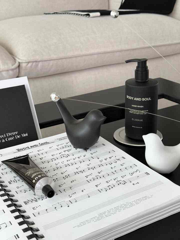 私が本当に好きなスタンダードジャズ曲中
Body and Soulという曲があるのに 
その曲と名前が同じで、とても不思議だった、

さらに、パッケージと香りまでの趣味 
ハンドウォッシュとハンドクリームがあります。

クロッシュのハンドウォッシュとハンドクリームです。
きれいなことは広く知らなければなりません🖤

このハンドウォッシュとクリームで拭いて塗っていると
頭の中で自動的にその曲が再生されます。
感性まで加わって愛情のある製品ですよ😊

＃かわいいテム最高です＃コンスープ記録集 
＃ハンドウォッシュ＃ハンドクリーム＃ハンドウォッシュおすすめ＃ハンドクリームおすすめ 
#ブラックインテリア #ブラックポイントインテリア 
＃ブラック＆ホワイトインテリア＃ターンテーブル＃ブラックテーブル
＃lp＃lpプレーヤー＃ムードライト＃ポータブル照明 
＃ホワイトピアノ＃ピアノインテリア＃インテリアモバイル
#スタンディングモービル #ヤマハピアノ #ジャズ #jazz

