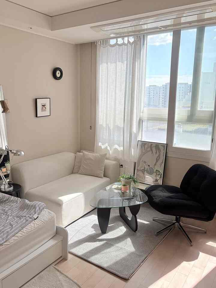 My favorite space in the  #interior #집꾸 #집꾸미기 #소품 #daily #오늘의집 #셀인 #셀프인테리어 #homedecor #roomtour #home #roomdecor #오하우스 #원룸 #원룸인테리어 #쿠션커버 #러그 #빈티지러그 #여름커튼 #커튼추천