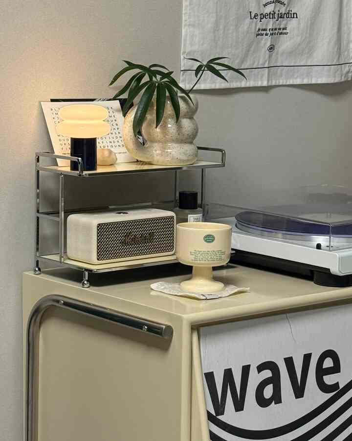 #콘수프기록집 #오늘의우리집 2 #스노우맨8 #식물키우기 #식집사성장기 #맞팔해요 #맞팔 #소통
Snowman is so pretty and cute no matter where you put him..💡🩵
The soil of the Abyss kept getting dry, so I put it next to a glass of water. The Skindapsus is growing really well, so I cut off the joints and put it in water🌿So cute!! 

