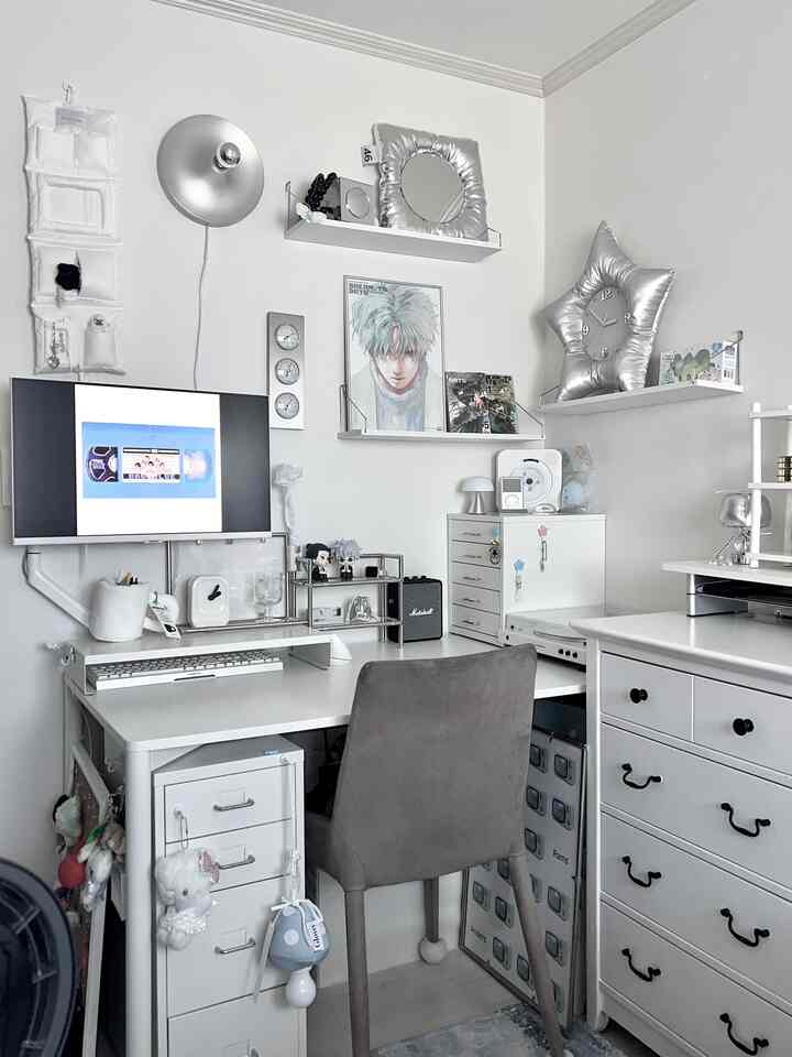 白とシルバーの色調のホームオフィス、机とチェストが配置された整然とした雰囲気のあるインテリア