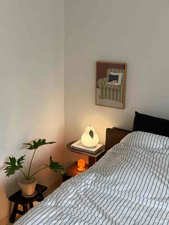 Mungkin karena musim gugur, tapi warna kenari yang kaya terlihat lebih cantik. 🤎
Dinding kiri terasa agak kosong, jadi saya bingung mau mendekorasinya seperti apa.
Kalau ada ide bagus, silakan tinggalkan komentar. ☺️

#AksesoriInteriorMusimGugur #가을무드 #가을소품 #가을맞이
#InteriorKamarTidur #침실조명 #침실스타일링 #침실
#PencahayaanKamarTidur #침실가구 #침실꾸미기 #안방인테리어