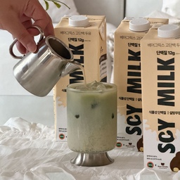 #살림살이  #콘수프기록집 
#homecafe 🌿🥛🍵
오늘 홈카페 메뉴는
말차 × 베어그릭스 🧸
고단백 두유 말차라떼🍵🥛
쌉싸래한 말차에
두유의 고소함이 어우러져,
한 모금마다 은은하게 퍼지는 부드러움☁️
설탕·유화제 무첨가라
더 담백하고 깔끔하게—✨
한 컵에 단백질 12g까지 챙길 수 있어서
맛과 영양 둘 다 만족스러운 조합💪🏻
운동 전후 간단한 단백질 보충에도 좋고,
홈카페 음료로도 손색없는
우리집 요즘 최애 레시피🤎
이번 주말 좋아하는 잔에 시원하게
아이스 두유 말차라떼 한 잔 어떠세요?🍵✨
📍제품정보는 태그 또는 팔로우 후 DM💌
#베어그릭스 #고단백두유 #두유 #베어그릭스두유 #말차코어 #ftc8기 #맞팔 #소통 #맞팔해요 #메이트하우스 #로프트에잇 #플랫포인트 #오유테이블 #아이래홈 #꼬모까사 #폴인퍼니 #비알프렌드 #전신거울 #집꾸미기 #거실스타일링 #거실인테리어 #거실꾸미기 
