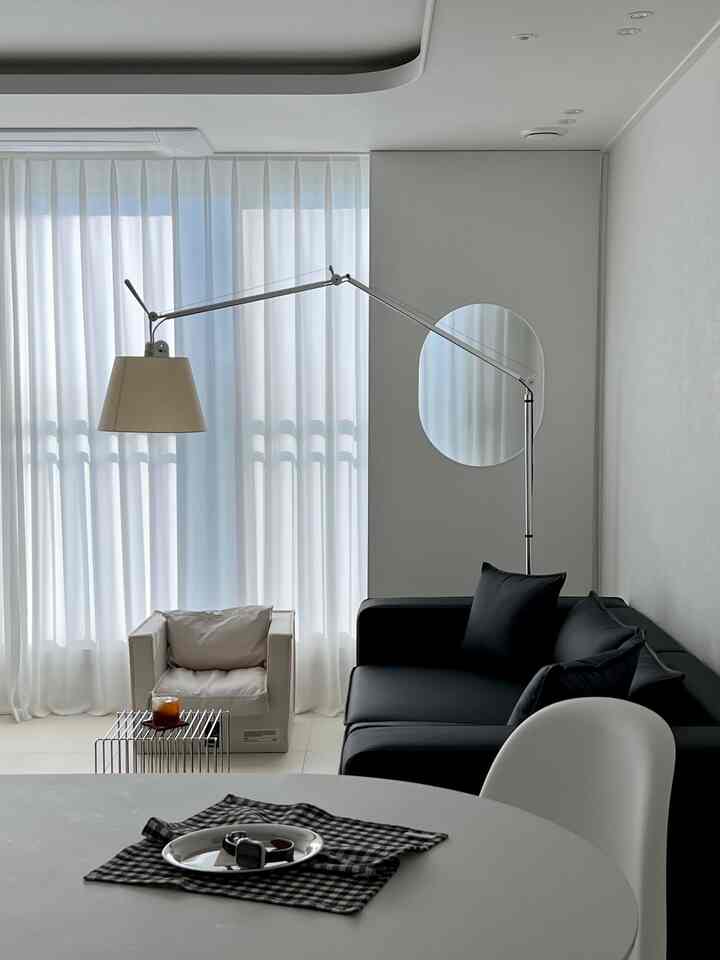 #빈티지대모던

Berkat sofa baru yang elegan dan partisi yang bersih, ruang tamu saya yang membosankan akhirnya kembali hidup -✨

Sofa tiga dudukan ini ukurannya pas untuk rumah bergaya menara seluas 9 meter persegi kami. Sofa ini menambah bobot ruang tamu sekaligus memberikan sentuhan elegan! Selain itu, sofa ini modular, jadi Anda bisa menatanya dengan berbagai cara. 🛋️

Seluruh sofa dilapisi kain, jadi Anda bisa menggunakannya tanpa khawatir Woni menabraknya. Pegas saku bawaan di bantalan dudukan menjaganya tetap di tempatnya bahkan ketika Woni menginjaknya, sentuhan yang bagus. 🤳🏻

#InteriorRuangTamu #거실꾸미기 #집인테리어 #블랙가구추천 #블랙앤화이트인테리어 #모던인테리어
#FunnyCo #소파 #가죽소파 #실리콘소파 #3인소파 #블랙소파