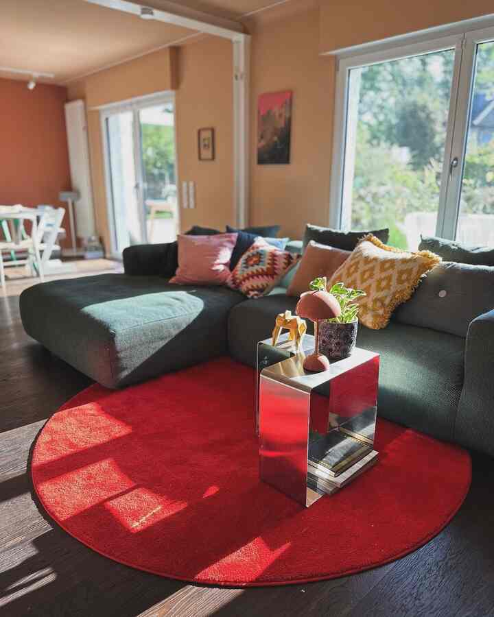 Soft light, bold red, and a sofa that feels like a hug. This is my kind of vibe. ❤️🛋️

Credit: @nanananiniiii

#VibeCheck #HomeVibes #InteriorGoals #AestheticLiving #DesignMood #CozyAesthetic #ColorPop