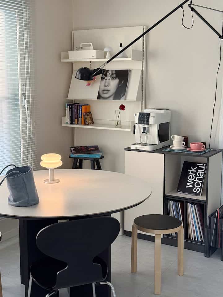 A beautiful black and ivory layered storage unit!
It's so clean and pretty every time I look at it. 🖤💛

#Living #콘수프기록집 #선반장 #lp수납장 #레이어 #수납장추천 #수납정리