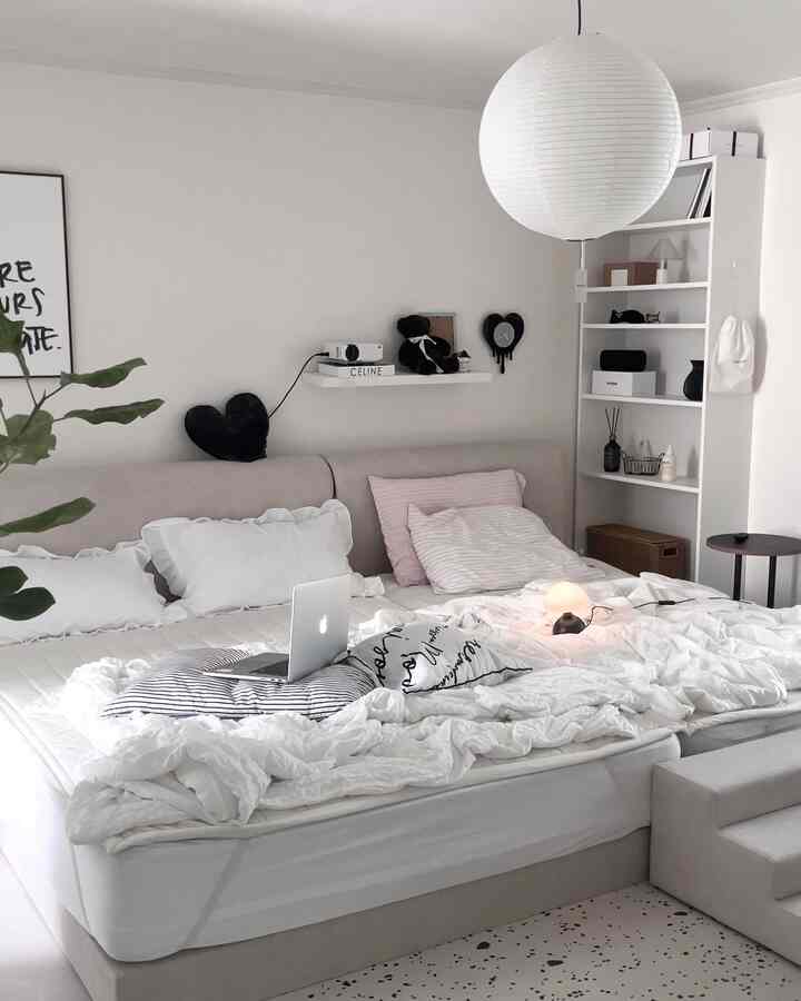 A full bedroom shot after a long time 📸🤍

#CornSoupRecord #오늘의우리집 #침실꾸미기 #침실인테리어 #방꾸미기 #큰방인테리어 #침실조명 #테무추천템 #테무깡 #화이트인테리어 #모노톤인테리어 #무채색 #미드센츄리모던 #미드센추리인테리어 #구축아파트인테리어 #펫테리어 #반려견과함께사는집 #펫스텝 #강아지계단 #이케아빌리 #책장인테리어 #식집사 #한지조명 #맞팔