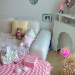 #콘수프기록집 #살림살이 3 
저는 이 집에 이사오면서부터 쭉 샤워메이트의 딸기우유 비누를 사용하고 있는데요 💖 
향은 딸기우유 향이고 12개에 10,000원이 안되는 가격이라 부담없이 사용하기 좋아요 ! 
그리고 비누곽도 너무 예뻐서 화장실에 올려 두어도 예쁘더라구요 💖😆 이 비누는 앞으로도 계속 사용할 것 같아요 ! 
오친님들 좋은 하루 보내셨어요 ?! 💜 저는 오늘 친한 친구랑 오랜만에 만났어요 ☺️ 저희 집에 와서 맛있는 것도 먹고 이야기도 많이 했더니 시간이 훌쩍 갔네요 ! 그러느라 오늘은 오집에 많이 못 들어 왔어요 🥹 
저녁에 잠깐 나갔다 와서 부지런히 답방 갈게요 🧡 늘 찾아 주셔서 감사합니다 💖 
#맞팔 #맞팔해요 #비누 #핑크 #거실인테리어 #벽난로 #벽난로콘솔 #곰돌이 #오로라무드등 #오로라 #큐브 #스탠드조명 #조명 #나무조명 #신혼집인테리어 #헬로키티 
