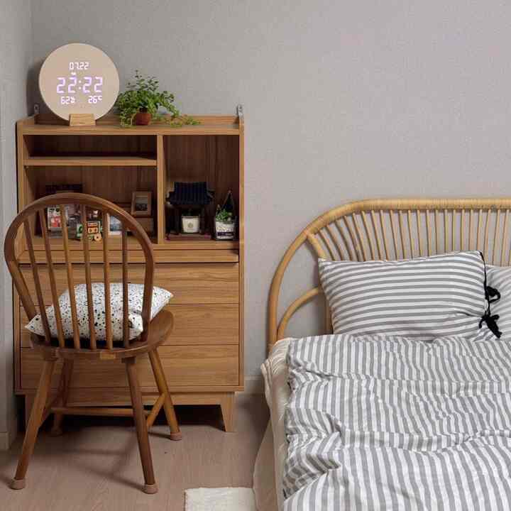 The temperature difference between morning and evening is large,
and it's gotten quite chilly at night.
I changed my bedding to a winter comforter set,
and it's so much cozier. 💜

Be careful not to catch a cold. 💜💜

#MasterBedroom #안방인테리어 #안방꾸미기

#It'sDangerousOutsideTheBlanket #이불교체 #우드인테리어
